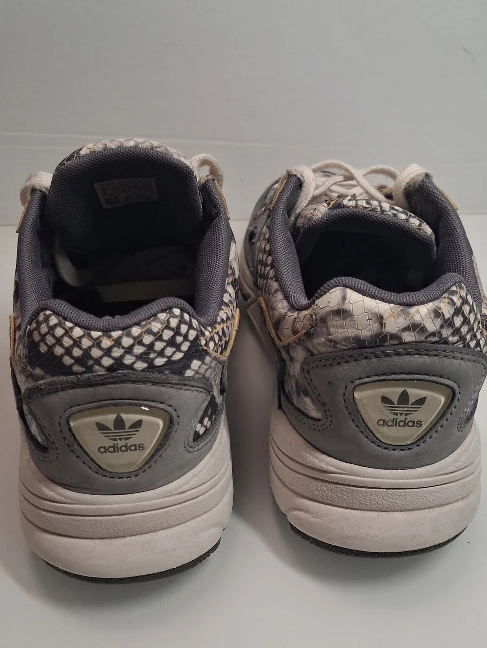 Adidas Womens Falcon W EH0192 Gray Graphic Print Lace Up Shoes Size 9 Pre-owned